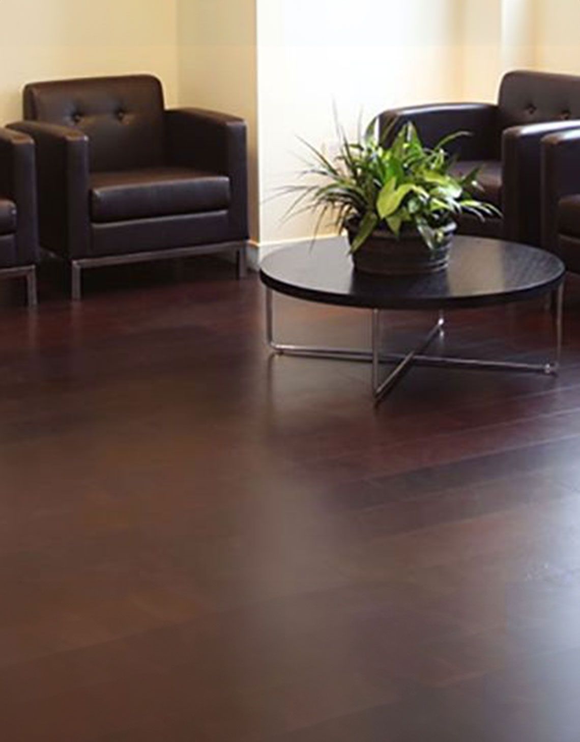 Chairs and a table in a lobby